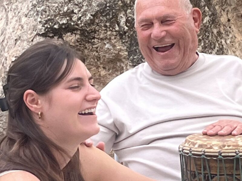 משתתפים צוחקים יחד ליד תוף ג׳מבה במעגל מתופפים